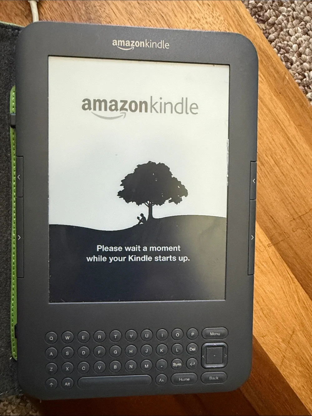 Amazon Kindle eReader dark grey with Green Folio Cover with charger